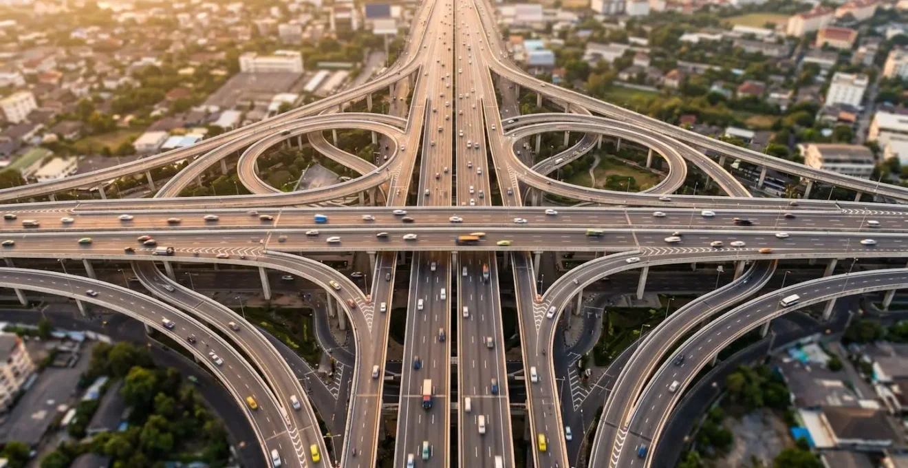 Vue aérienne d'un réseau routier urbain complexe avec flux de circulation