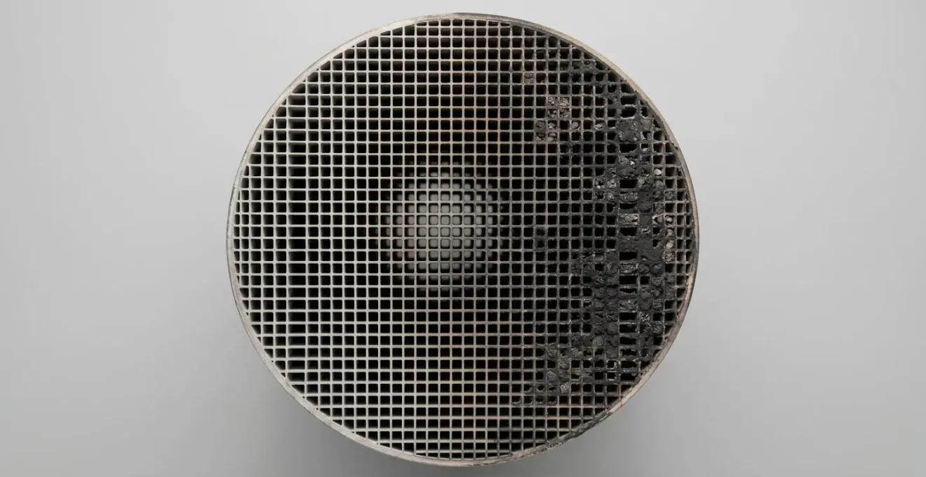 Vue en coupe d'un filtre à particules diesel montrant l'accumulation de suie