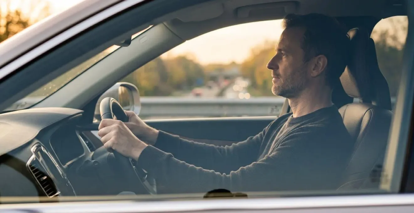 Vue latérale d'un conducteur en position ergonomique optimale dans une berline
