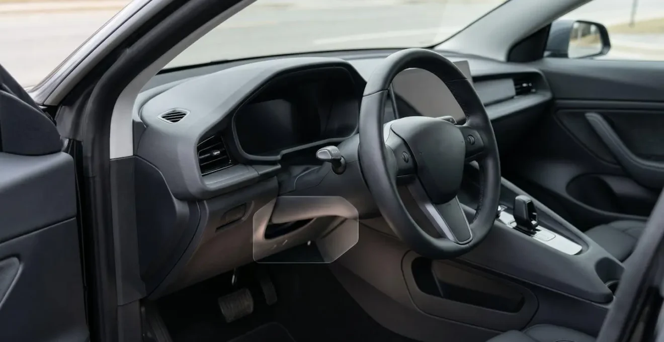 Vue détaillée de l'habitacle d'une voiture montrant différents emplacements possibles de la prise OBD2